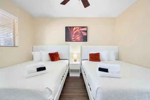 3 Minutes From Old Town! 5 Queen Beds! House in Mesa