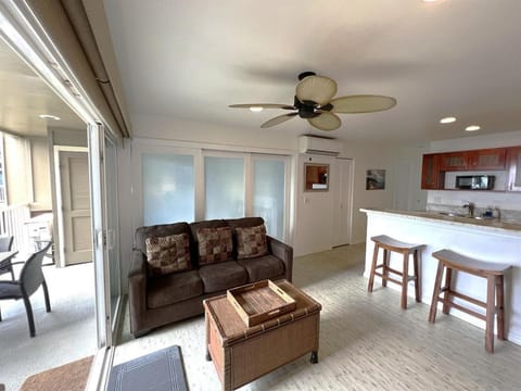 Sea and Sky Beachfront Condo, AC, Ocean Views, Sunrises, Steps to Beach! Apartment in Kapaa