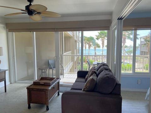 Sea and Sky Beachfront Condo, AC, Ocean Views, Sunrises, Steps to Beach! Apartment in Kapaa