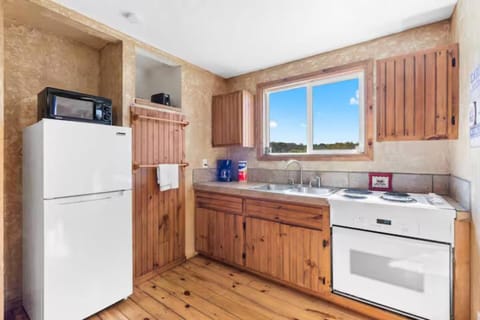 Family Adventure Cabin at the Lake –Walk to Marina Cabin in Rockaway Beach