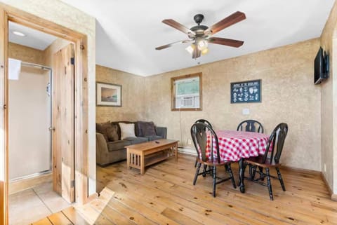 Family Adventure Cabin at the Lake –Walk to Marina Cabin in Rockaway Beach