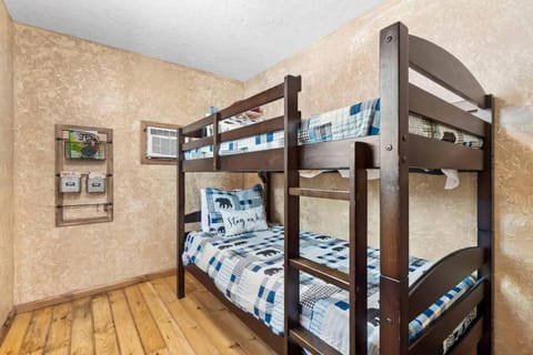 Family Adventure Cabin at the Lake –Walk to Marina Cabin in Rockaway Beach