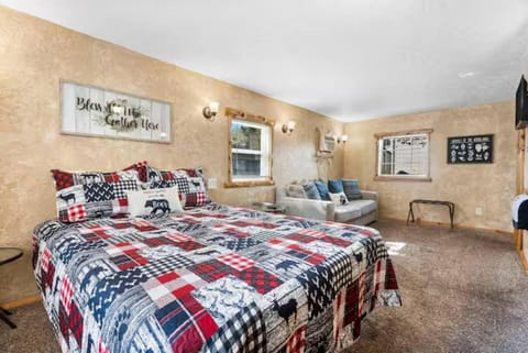 Couples Escape: Cozy Lakeside Cabin by the Marina - Holiday Home Cabin in Rockaway Beach