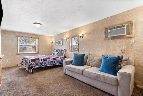 Couples Escape: Cozy Lakeside Cabin by the Marina - Holiday Home Cabin in Rockaway Beach