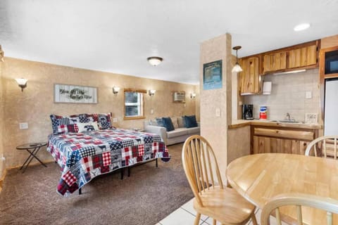 Private Lakeside Cabin for Two – Walk to Marina Cabin in Rockaway Beach