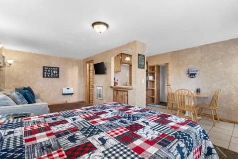 Private Lakeside Cabin for Two – Walk to Marina Cabin in Rockaway Beach