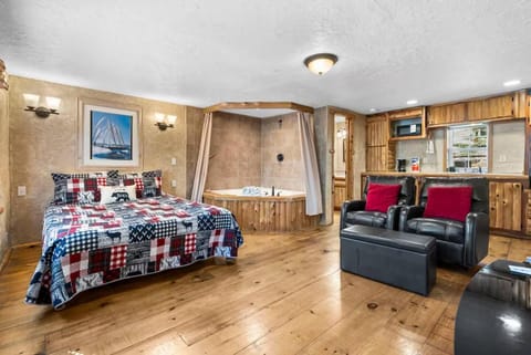 Lake Escape for Two – Jacuzzi & Fire Pit House in Rockaway Beach