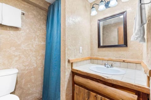 Lake Escape for Two – Jacuzzi & Fire Pit House in Rockaway Beach