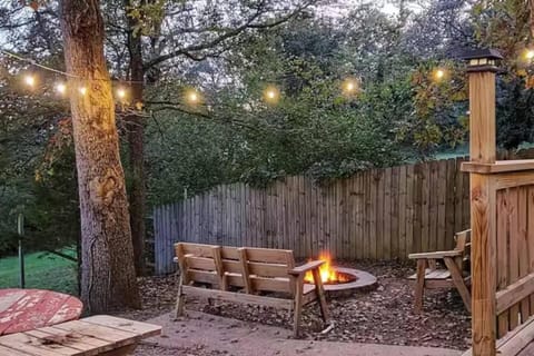 Lake Escape for Two – Jacuzzi & Fire Pit House in Rockaway Beach
