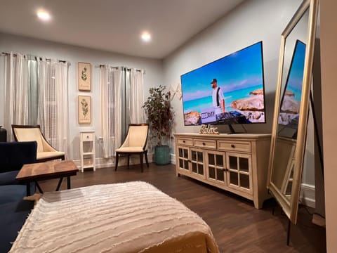 Communal lounge/ TV room, TV and multimedia, Living room, Seating area, Evening entertainment
