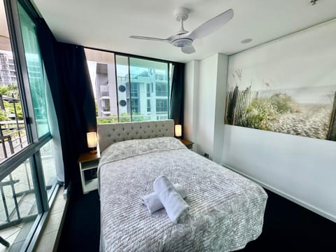 Bed, Photo of the whole room, Bedroom, City view, Street view, towels, wardrobe
