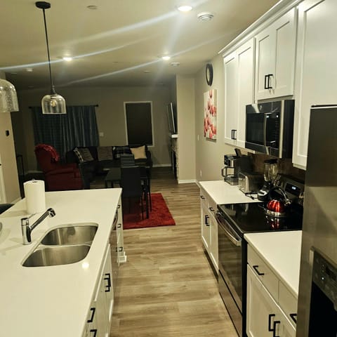 Contemporary 2BR, 2 and half BA Furnished Townhome Minutes from Mayo Clinic Apartment in Rochester