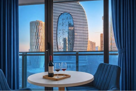 Natural landscape, Living room, Food and drinks, Seating area, Dining area, City view, Sea view, Drinks, Alcoholic drinks