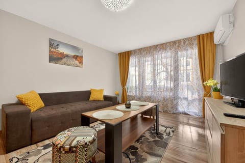 Communal lounge/ TV room, TV and multimedia, Seating area, air conditioner