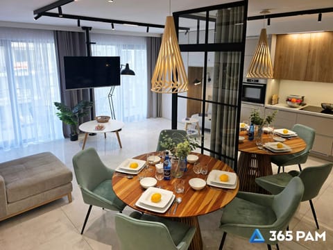 TV and multimedia, Kitchen or kitchenette, Living room, Seating area, Dining area