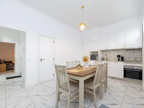Coffee/tea facilities, Kitchen or kitchenette, Dining area, dishwasher, oven, stove