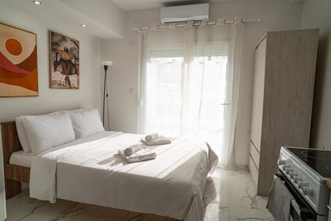 Bed, Kitchen or kitchenette, Photo of the whole room, Decorative detail, Bedroom, towels, air conditioner