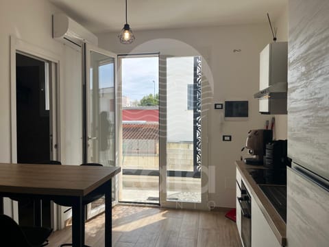 Kitchen or kitchenette, Dining area, oven, stove