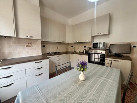 Kitchen or kitchenette, Dining area, dishwasher, minibar, oven, pet friendly, stove, toaster