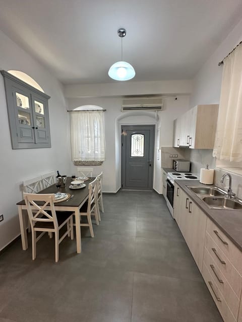 Kitchen or kitchenette, Dining area, stove