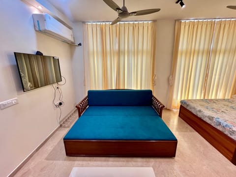 Bed, TV and multimedia, Living room, Photo of the whole room, Seating area, Bedroom