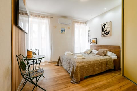 Bed, TV and multimedia, Bedroom