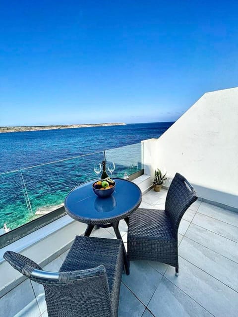 Patio, Natural landscape, View (from property/room), Balcony/Terrace, Dining area, Sea view