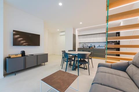 TV and multimedia, Kitchen or kitchenette, Living room, Seating area, Dining area