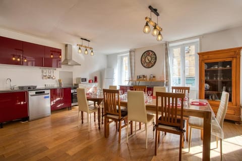 Kitchen or kitchenette, Living room, Seating area, Dining area, oven, pet friendly, stove