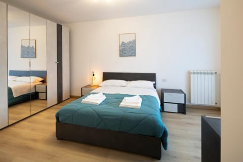 Bed, Photo of the whole room, Bedroom, heating, pet friendly, towels, wardrobe, air conditioner