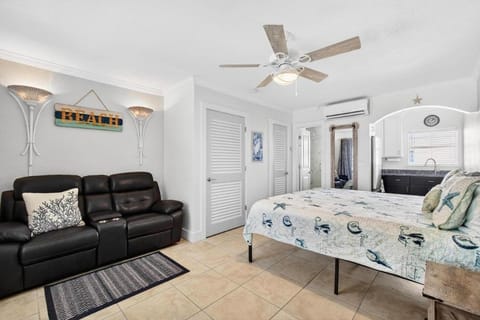 Coconut Villa's Spring Promo! Monday and Thursday Half Rate! Heated Pool, Steps to Beach! Apartment in North Redington Beach