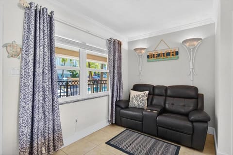 Coconut Villa's Spring Promo! Monday and Thursday Half Rate! Heated Pool, Steps to Beach! Apartment in North Redington Beach