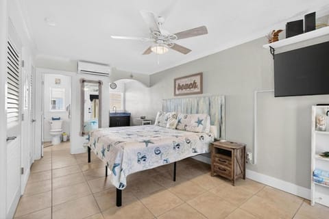 Coconut Villa's Spring Promo! Monday and Thursday Half Rate! Heated Pool, Steps to Beach! Apartment in North Redington Beach