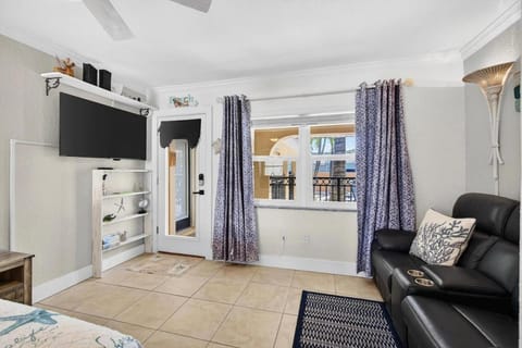 Coconut Villa's Spring Promo! Monday and Thursday Half Rate! Heated Pool, Steps to Beach! Apartment in North Redington Beach