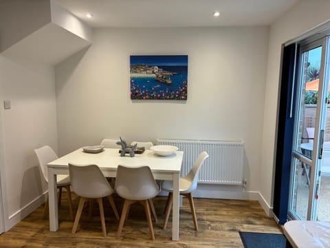 Living room, Seating area, internet