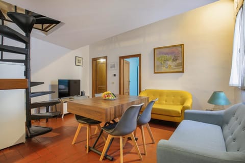 TV and multimedia, Living room, Seating area, Dining area