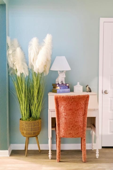 Chic dog-friendly coastal stay near Tropic Falls OWA, beach, fenced yard House in Foley