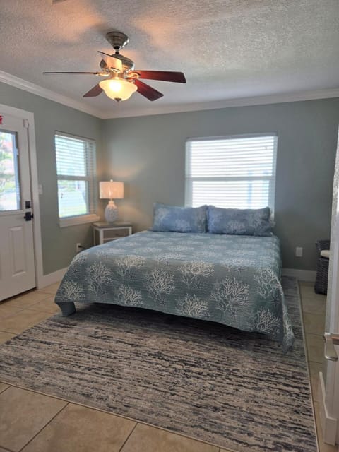 Coconut Villa's - Suite 10 Apartment in North Redington Beach