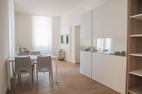 Communal lounge/ TV room, Day, TV and multimedia, Living room, Seating area, Time of day, locker, air conditioner
