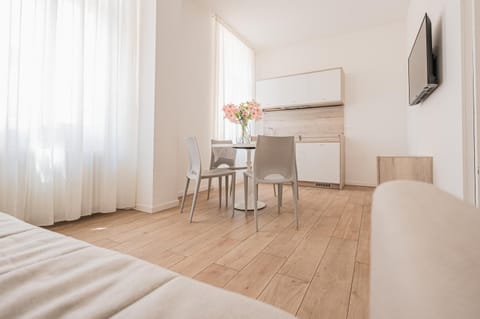 Bed, TV and multimedia, Living room, Photo of the whole room, Seating area, Dining area, Bedroom, Area and facilities, hair dresser, air conditioner