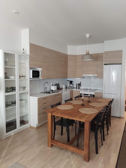 Kitchen or kitchenette, dishwasher, oven, toaster