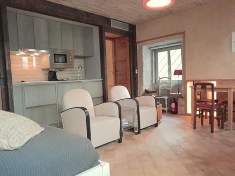 Kitchen or kitchenette, Living room, Seating area, Dining area