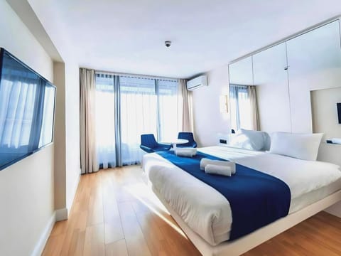 Bed, TV and multimedia, Photo of the whole room, Bedroom