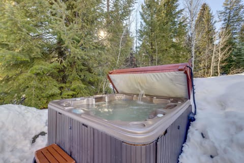 Ski-InandSki-Out! Mtn-View Donnelly Home with Hot Tub House in Valley County