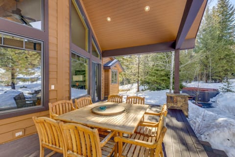 Ski-InandSki-Out! Mtn-View Donnelly Home with Hot Tub House in Valley County