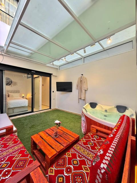 Hot Tub, Photo of the whole room, Seating area, Bedroom, towels