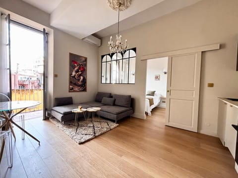 Communal lounge/ TV room, TV and multimedia, Living room, Seating area, air conditioner