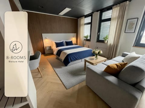 View (from property/room), Seating area, Bedroom, towels