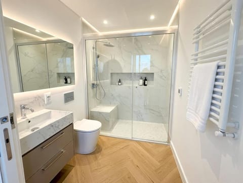 Shower, Toilet, Bathroom, towels