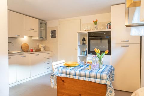 Coffee/tea facilities, Kitchen or kitchenette, Living room, Dining area, oven